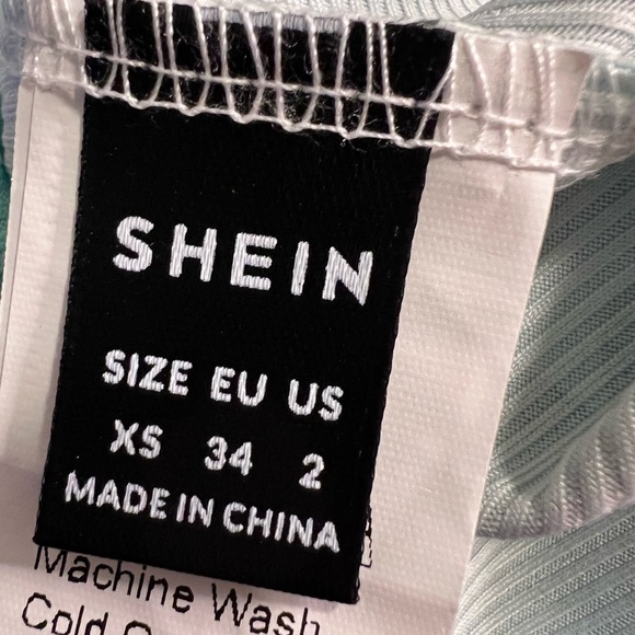 Green Floral Halter Crop Top - Picture 3 of 6